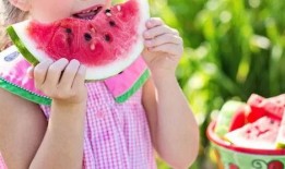 西瓜视频儿童吃瓜搞笑,小宝贝欢乐吃瓜瞬间