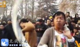 大爷大妈吃瓜看戏视频播放,视频播放引发热议