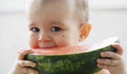 西瓜视频儿童吃瓜搞笑,小宝贝欢乐吃瓜瞬间