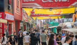 潍坊泰华城吃瓜视频,趣味横生的夏日街头一幕