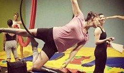 杂技演员吃瓜视频,杂技演员挑战极限吃瓜秀