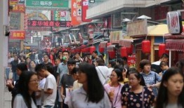 潍坊泰华城吃瓜视频,趣味横生的夏日街头一幕