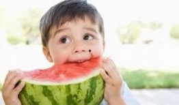 西瓜视频儿童吃瓜搞笑,小宝贝欢乐吃瓜瞬间
