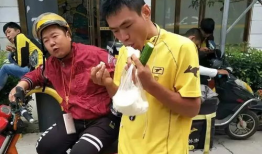 外卖小哥的吃瓜搞笑视频,笑料百出，暖意融融