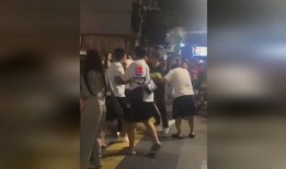 外国人吃瓜街头视频,趣味横生瞬间引围观