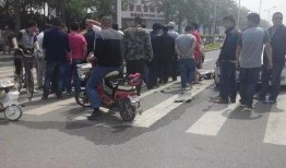 北美吃瓜撞车视频,吃瓜群众目睹惊魂撞车现场