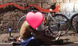 男女拥抱吃瓜视频,男女拥抱吃瓜，甜蜜互动引网友热议