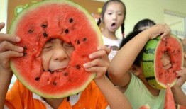 看戏吃瓜西瓜被抢视频,看戏吃瓜西瓜被抢，现场视频曝光