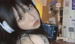 吃瓜少女捂脸视频,笑翻网友