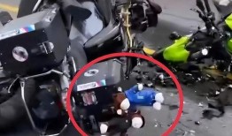 北美吃瓜撞车视频,吃瓜群众目睹惊魂撞车现场